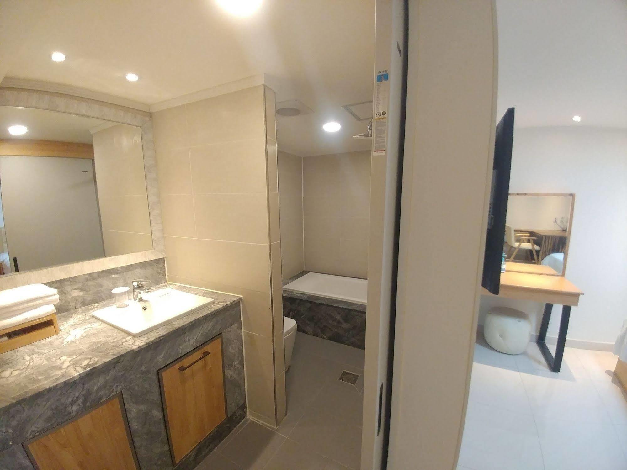 I.Y Hotel ซูวอน ภายนอก รูปภาพ
